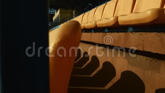 露天足球场里一排排排有编号的塑料椅子视频的预览图