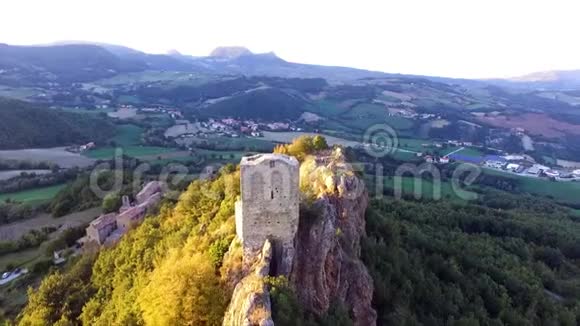宏伟的中世纪皮特拉鲁比亚城堡塔楼视频的预览图