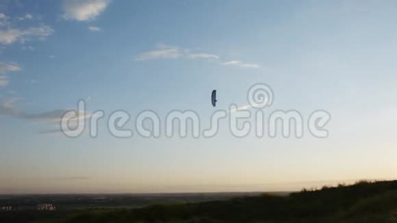 滑翔伞的剪影视频的预览图