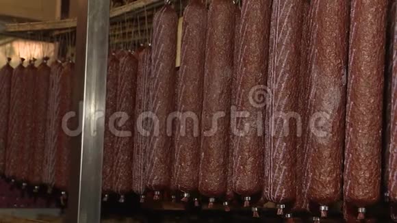 肉类行业熏肉和香肠的生产视频的预览图