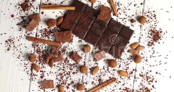 添加香料的黑巧克力和牛奶巧克力的组成视频的预览图