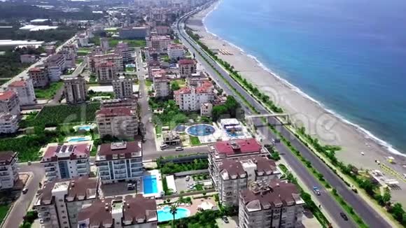 海滨度假小镇的俯视图剪辑美丽的度假小镇拥有多层住宅和酒店位于海岸边视频的预览图