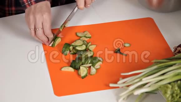 女孩在厨房准备蔬菜沙拉健康食品视频的预览图