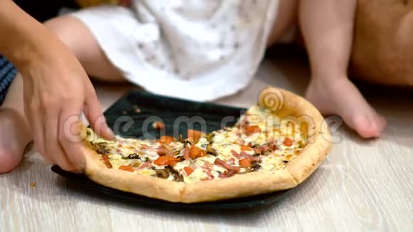 一家人坐在地板上吃披萨视频的预览图