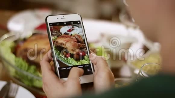 在圣诞餐桌上拍火鸡照片的人视频的预览图