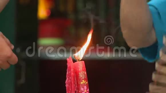 寺庙里的蜡烛视频的预览图