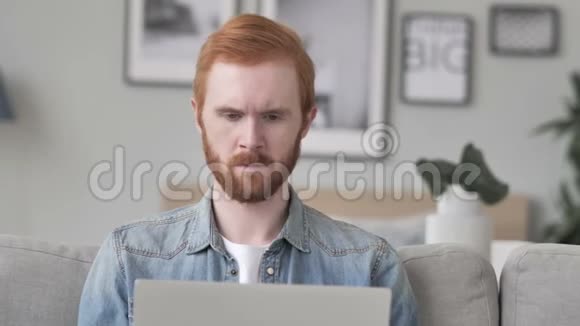 令人震惊的创意胡子人在笔记本电脑上工作视频的预览图