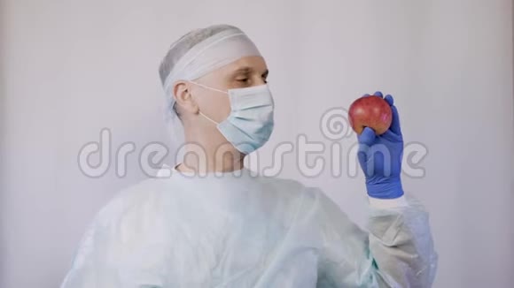 医生指着一个苹果这个手势表明这些是最好的天然维生素健康视频的预览图