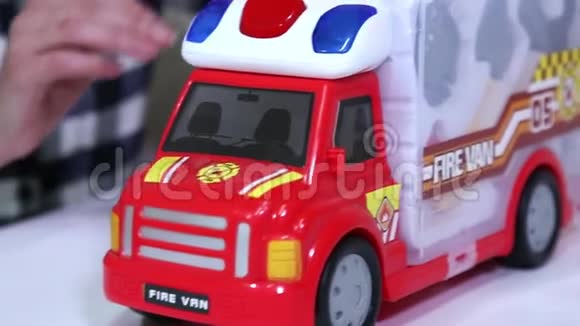 玩玩具消防车的女孩视频的预览图