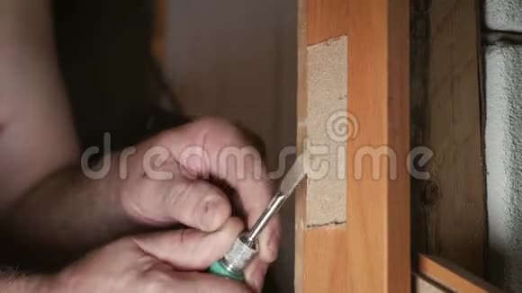 特写木工工艺木门铰链安装门铰链安装视频的预览图