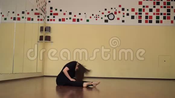 现代舞者在有镜子的工作室里取暖女孩训练舞蹈视频的预览图