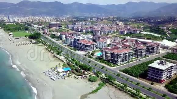 海滨度假小镇的俯视图剪辑美丽的度假小镇拥有多层住宅和酒店位于海岸边视频的预览图