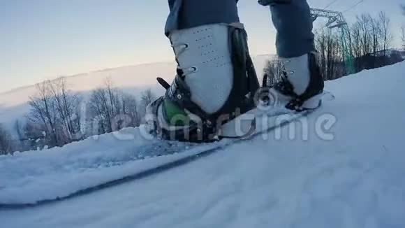 一个活跃的家伙从雪山的高山上熟练地滑雪板视频的预览图