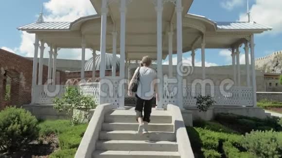 女孩走到佐治亚州拉巴提城堡的喷泉前视频的预览图