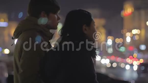 伤心的男女朋友看着照亮的夜城分手打架视频的预览图
