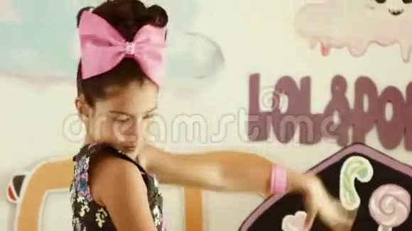 那个女孩用糖果跳舞视频的预览图