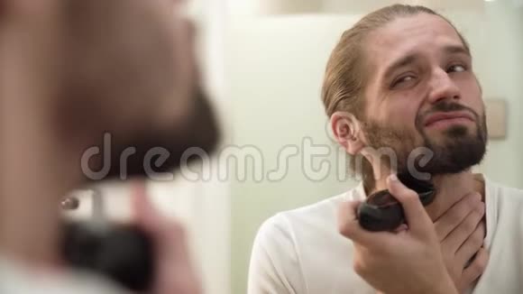 男人要注意卫生剃胡子痛视频的预览图