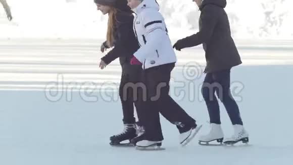 三个十几岁的女朋友学习滑冰和玩得开心视频的预览图
