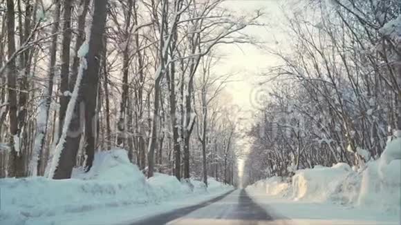 冬天的路冰冻冰季视频的预览图