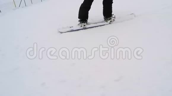 滑雪场新手滑雪板的学习视频的预览图