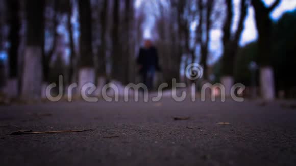 一个人在散步时的剪影以每秒100帧的速度接近相框视频的预览图