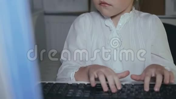 可爱的女孩类型在键盘上非常快与微笑4K视频的预览图