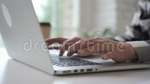 女博主在投资笔记本电脑上打字坐在家里的桌子上视频的预览图
