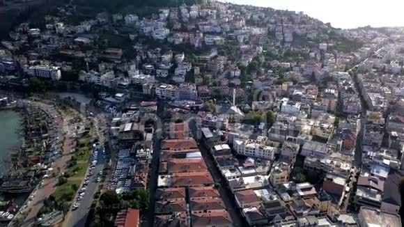位于青山上的度假小镇的俯视图剪辑美丽的南方小镇坐落在山腰上视频的预览图