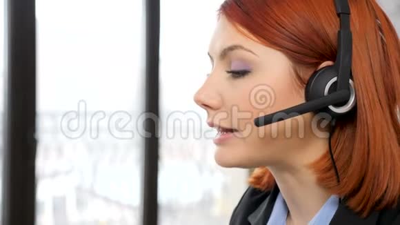 抬起女人的头在耳机上说话视频的预览图