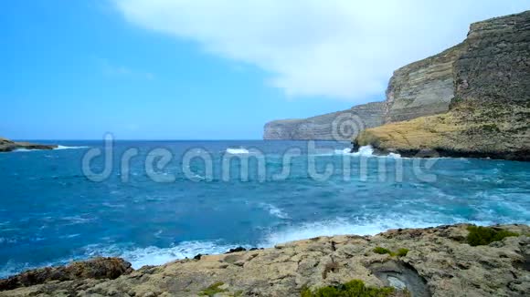 马耳他戈佐岛Xlendi村暴风雨中的岩石碎屑视频的预览图