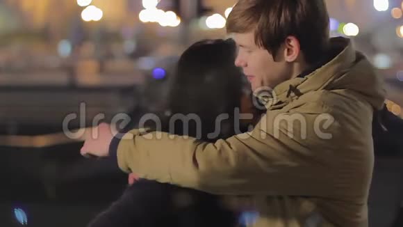 年轻夫妇在街上拥抱亲吻浪漫的约会初恋视频的预览图