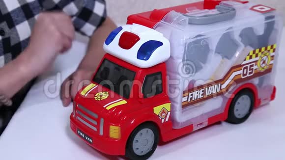 玩玩具消防车的女人视频的预览图