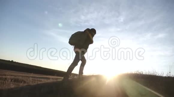 日落时带背包的游客穿过群山健康生活方式的概念视频的预览图