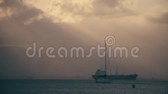 晚上不知名的帆船和货船视频的预览图