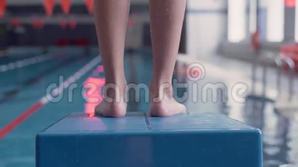人潜入泳池视频的预览图