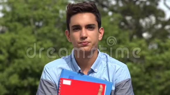 严重的男性西班牙裔学生青少年视频的预览图