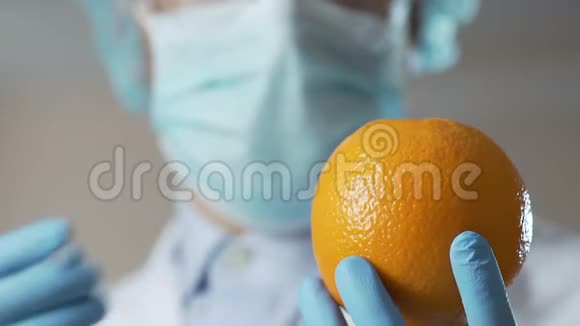 实验室研究人员用橙色注射药物研究抗纤维素化妆品视频的预览图