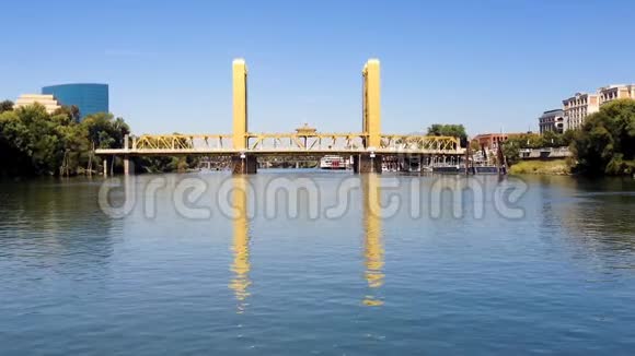 从河上的船到萨克拉门托塔桥视频的预览图