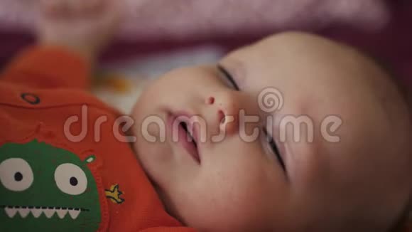 一幅美丽的婴儿睡得安详的新生儿画像视频的预览图