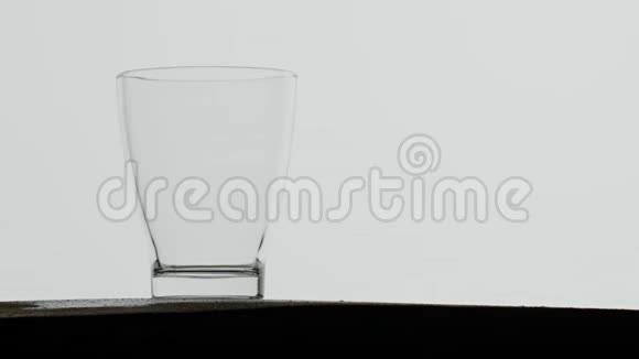 红色浆果汁倒在玻璃杯里视频的预览图