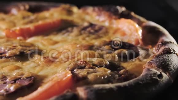 优质比萨饼典型的意大利食品有马拉奶酪和新鲜番茄酱新鲜收获意大利的概念视频的预览图