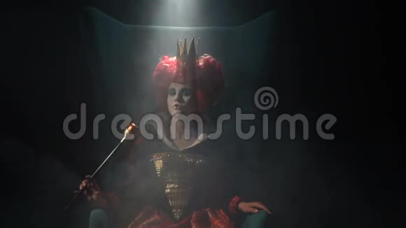 有权杖的红心皇后坐在宝座上视频的预览图