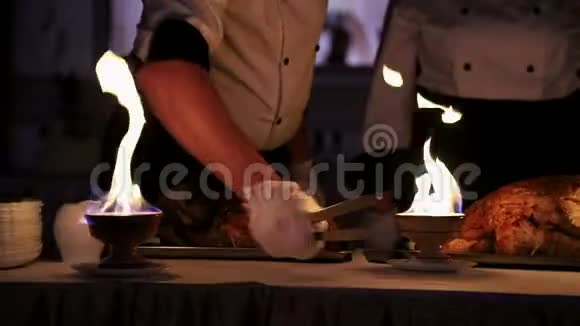 服务员切肉片那碗火照亮了肉服务员的切割厨师做饭视频的预览图