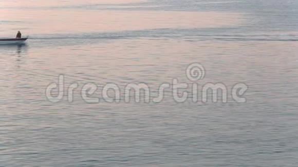 一家人漂在蓝海上的渔船视频的预览图