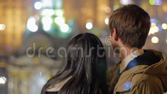 爱的情侣亲吻拥抱看着夜城享受浪漫的约会视频的预览图