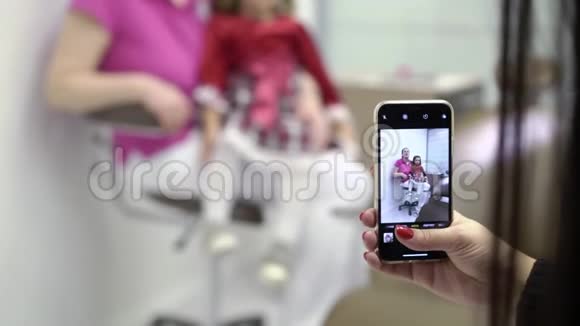 小女孩和牙医医生的手机照片视频的预览图