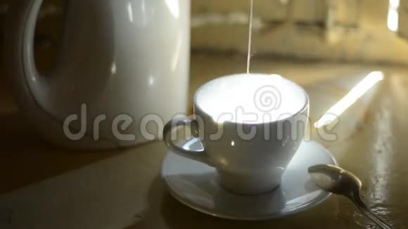 茶袋装在杯子里视频的预览图
