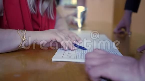 一个人在文件上签名视频的预览图