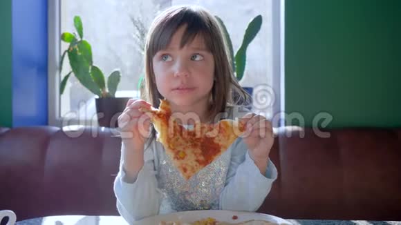 吃饭时间到了孩子正在餐厅吃美味的披萨视频的预览图