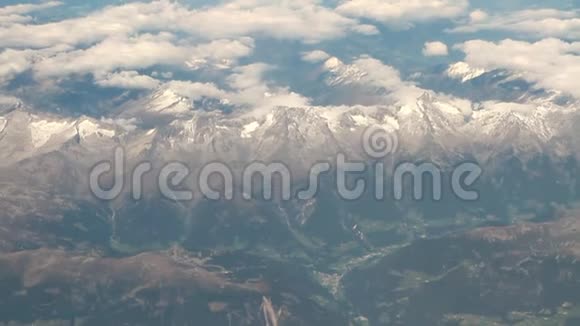 弥撒和云彩从飞机上看奥地利视频的预览图